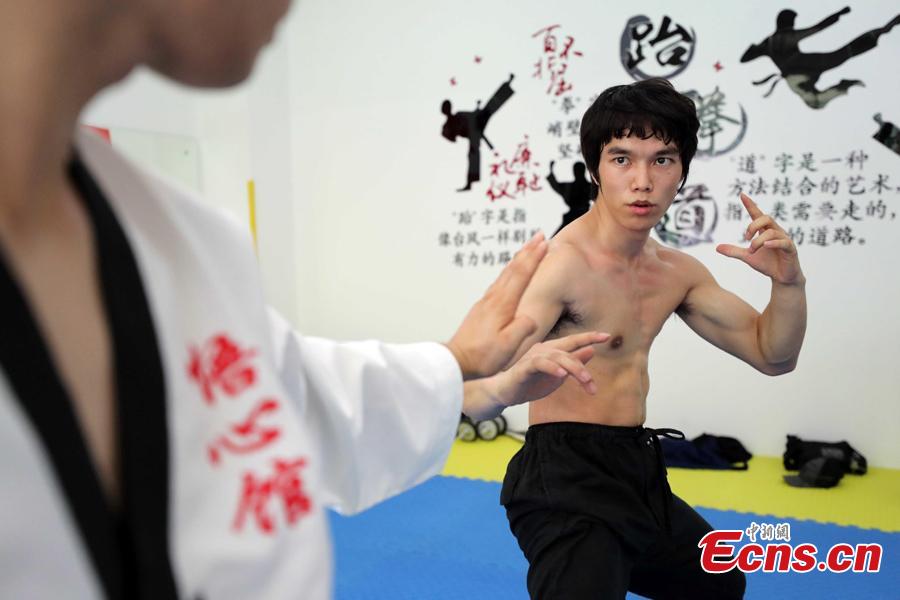 Liao Chentao, a native of Meizhou City in Guangdong Province, is an actor known for his resemblance to Bruce Lee (1940-1973), famed martial artist and cultural icon. A member of Bruce Lee Club in Hong Kong and of the Foshan Wushu Association, Liao is also the student of a master of Wing Chun, a traditional southern style of Chinese kung fu style used in close range combat. He became interested in studying Bruce Lee in high school at 15 years old, and later started his acting career in 2015. He now teaches Wing Chun at a school in Shenzhen, saying he will be ready to face any difficulties to promote kung fu. (Photo/ China News Service)