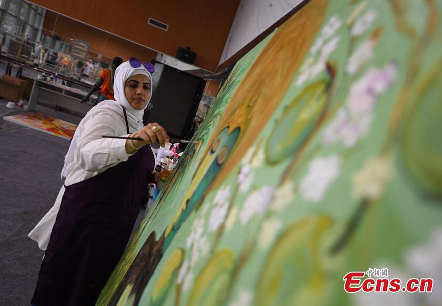 An artist draws a painting during a tour of Hangzhou City, East China\'s Zhejiang Province, Sept. 6, 2018. Eleven Arabian artists in total visited the city in a cultural exchange program.(Photo: China News Service/Wang Gang)