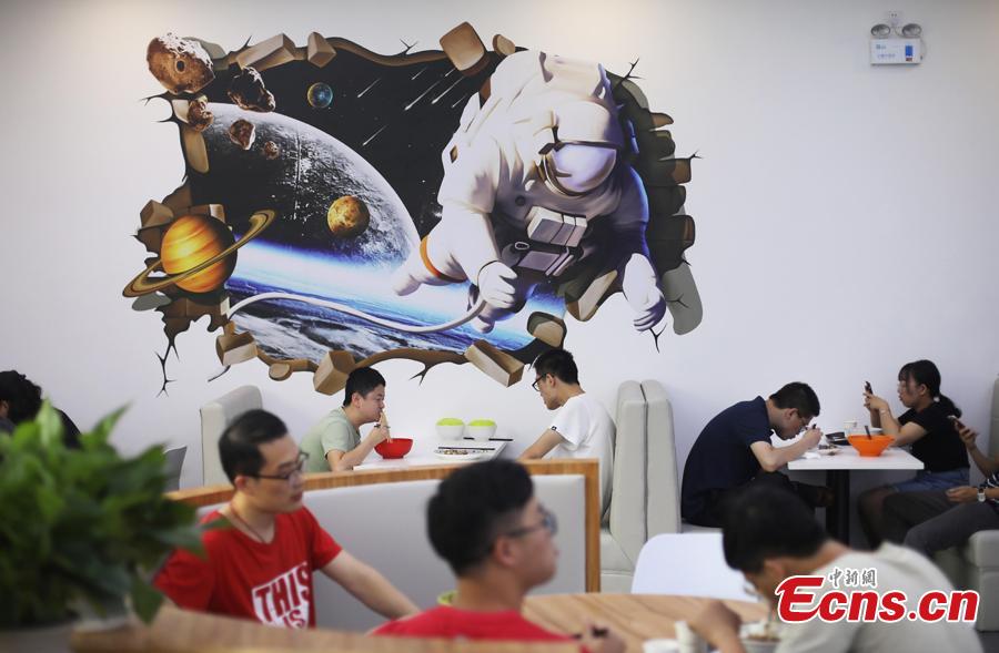 Teachers and students dine at a universe-themed canteen at Nanjing University of Aeronautics and Astronautics in Nanjing, East China\'s Jiangsu Province, Sept. 6, 2018. The canteen\'s interior decor features the Milky Way, astronauts and the Big Dipper, attracting diners to the unconventional dining space. (Photo: China News Service/Yang Bo)