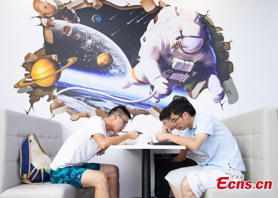 Students dine at a universe-themed canteen at Nanjing University of Aeronautics and Astronautics in Nanjing, East China\'s Jiangsu Province, Sept. 6, 2018. The canteen\'s interior decor features the Milky Way, astronauts and the Big Dipper, attracting diners to the unconventional dining space. (Photo: China News Service/Yang Bo)
