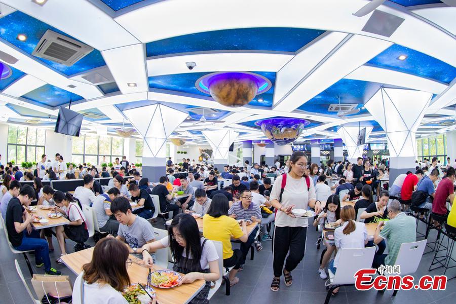 Teachers and students dine at a universe-themed canteen at Nanjing University of Aeronautics and Astronautics in Nanjing, East China\'s Jiangsu Province, Sept. 6, 2018. The canteen\'s interior decor features the Milky Way, astronauts and the Big Dipper, attracting diners to the unconventional dining space. (Photo: China News Service/Yang Bo)