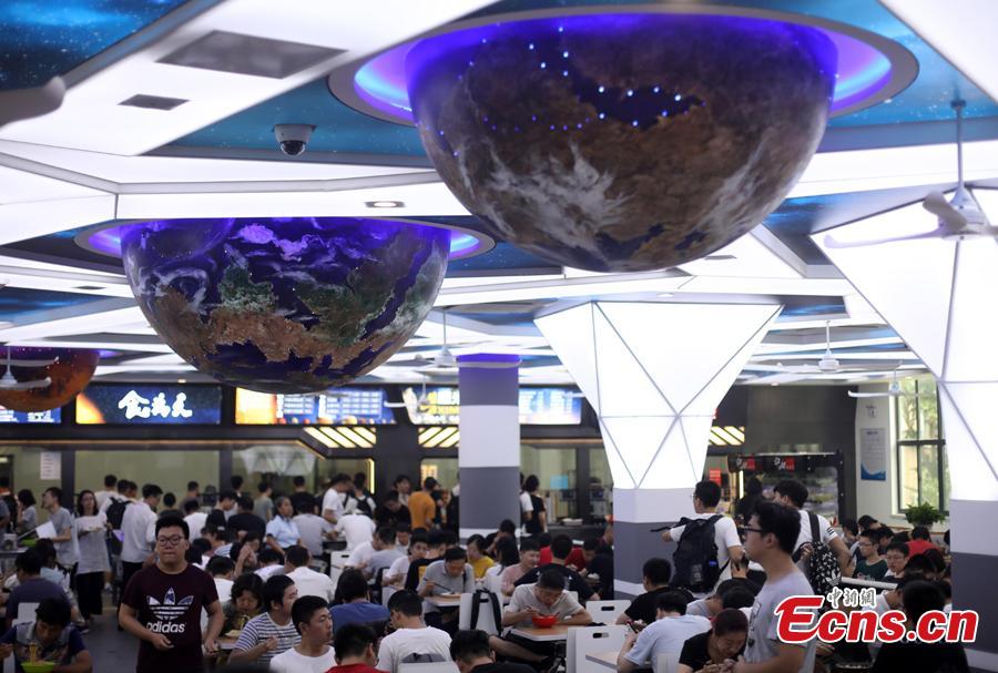 Teachers and students dine at a universe-themed canteen at Nanjing University of Aeronautics and Astronautics in Nanjing, East China\'s Jiangsu Province, Sept. 6, 2018. The canteen\'s interior decor features the Milky Way, astronauts and the Big Dipper, attracting diners to the unconventional dining space. (Photo: China News Service/Yang Bo)