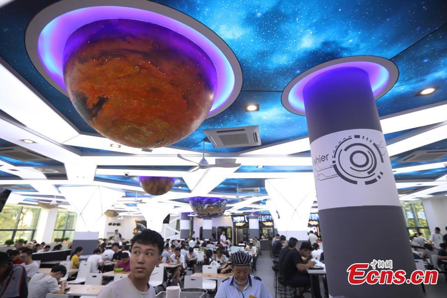 Teachers and students dine at a universe-themed canteen at Nanjing University of Aeronautics and Astronautics in Nanjing, East China\'s Jiangsu Province, Sept. 6, 2018. The canteen\'s interior decor features the Milky Way, astronauts and the Big Dipper, attracting diners to the unconventional dining space. (Photo: China News Service/Yang Bo)