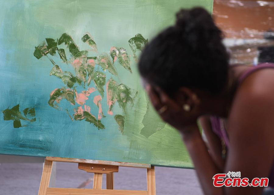 An artist draws a painting during a tour of Hangzhou City, East China’s Zhejiang Province, Sept. 6, 2018. Eleven Arabian artists in total visited the city in a cultural exchange program. (Photo: China News Service/Wang Gang)