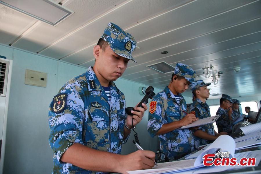 Chinese soldiers and officers work onboard Chinese frigate Huangshan during Australia\'s sea and air Exercise KAKADU 2018, Sept. 6, 2018.  The joint exercise was hosted by the Royal Australian Navy and supported by the Royal Australian Air Force. This year\'s event involves the participation of 27 countries, including China, Bangladesh, Canada, Chile, France, India, Indonesia, Japan, New Zealand, Philippines, Republic of Korea. (Photo: China News Service/Xu Guang)