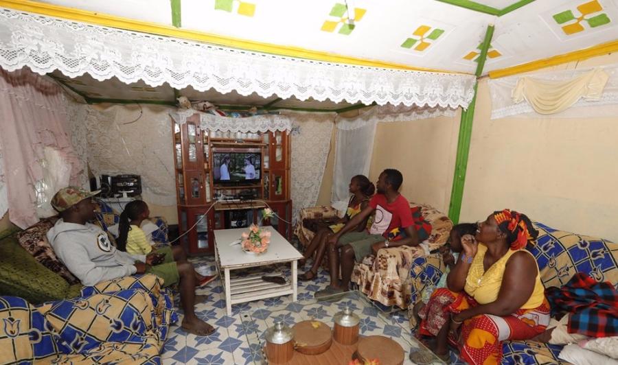 A family in Suswa watches StarTimes\' Kung Fu Channel on TV. (PHOTO PROVIDED TO CHINA DAILY)
Game-changer

In 2002, when Pang Xinxing, founder of StarTimes, and his team traveled to Africa to assess the market, they were surprised to discover that there were more opportunities on the continent than in the European and American markets.

After much consideration, they decided to compete in the digital TV market.

\