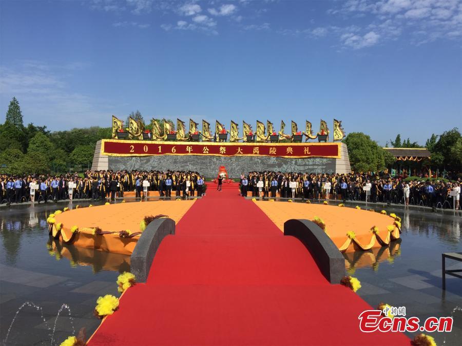 Offer sacrifices to Da Yu 

White Dew is a time for people in the Taihu Lake area of East China to offer sacrifices to Da Yu, a hero who tamed floods by regulating rivers and watercourses. Besides on the first day of White Dew, people also hold sacrificial rites for Da Yu on the eighth day of the first lunar month, on Tomb-sweeping Day, and on the seventh day of the seventh lunar month.