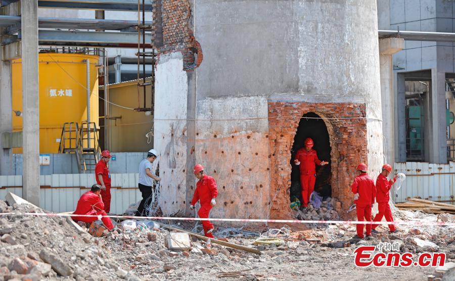 Workers prepare explosives to destroy a chimney at a thermal power plant in Yichang City, Central China’s Hubei Province, Sept. 9, 2018. Yichang, located on the border of the upper and middle reaches of the Yangtze River, is closing chemical plants along China’s longest river to improve its environmental protection. The city plans to shut down, upgrade or relocate a total of 134 chemical plants by 2020 in the ecological preservation campaign.(Photo/China News Service)