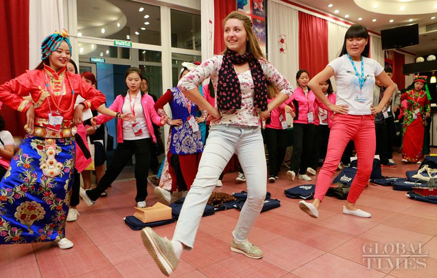 On Sunday, 41 of 1,208 Chinese youngsters who survived the 2008 Wenchuan earthquake revisited the Children\'s Center at Vladivostok in Russia’s Far East where they had been sent to recuperate 10 years ago. Some teenagers were overtaken by emotions to have a reunion with their teachers with whom they spent three weeks after the