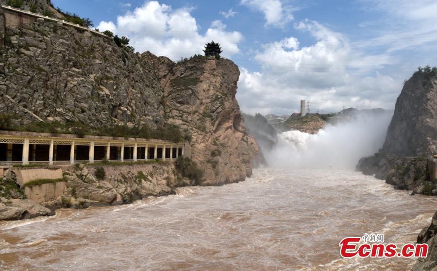 Flood water gushes from the Liujiaxia Reservoir on the Yellow River in Northwest China’s Gansu Province. Approximately 2,300 cubic meters of water per second was discharged from the hydroelectric station, as the province has seen record accumulated precipitation in six decades. (Photo: China News Service/ Hou Qi)