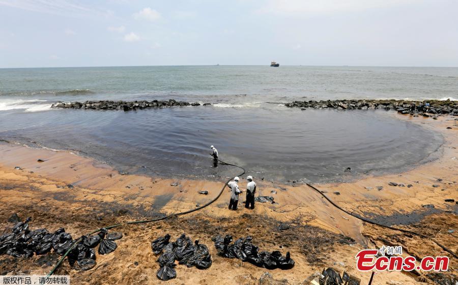 Members of the Sri Lankan coast guard remove oil from a beach after an oil spill in Uswetakeiyawa, Sri Lanka, Sept. 10, 2018. (Photo/Agencies)