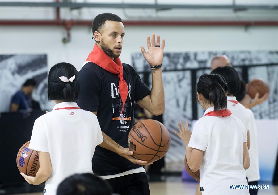 NBA player Stephen Curry of Golden State Warriors takes a training session with young players of Middle School Attached to HUST (Huazhong University of Science and Technology) during his China Tour in Wuhan, central China\'s Hubei Province, Sept. 10, 2018. (Xinhua/Xiao Yijiu)