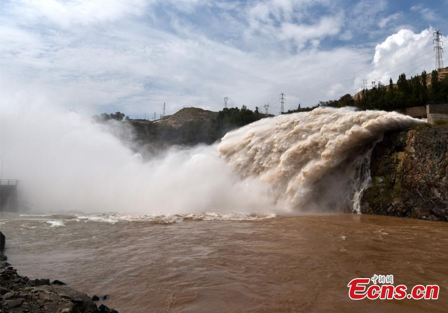 Flood water gushes from the Liujiaxia Reservoir on the Yellow River in Northwest China’s Gansu Province. Approximately 2,300 cubic meters of water per second was discharged from the hydroelectric station, as the province has seen record accumulated precipitation in six decades. (Photo: China News Service/ Hou Qi)