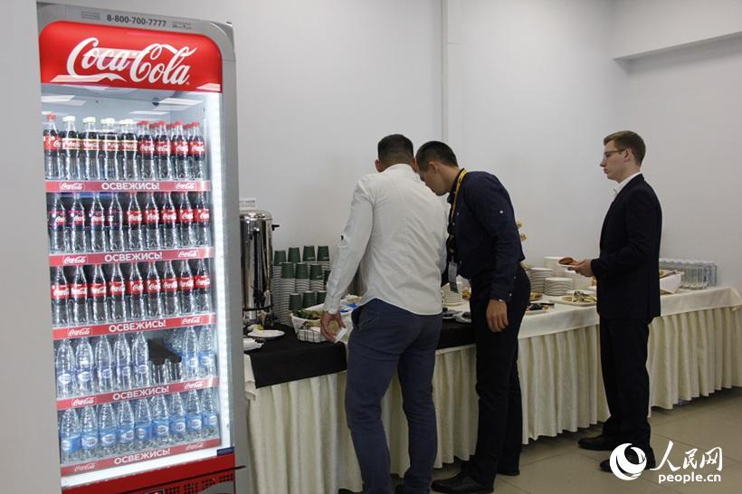 Coffee break area of the media center.  (Photo/People\'s Daily Online)