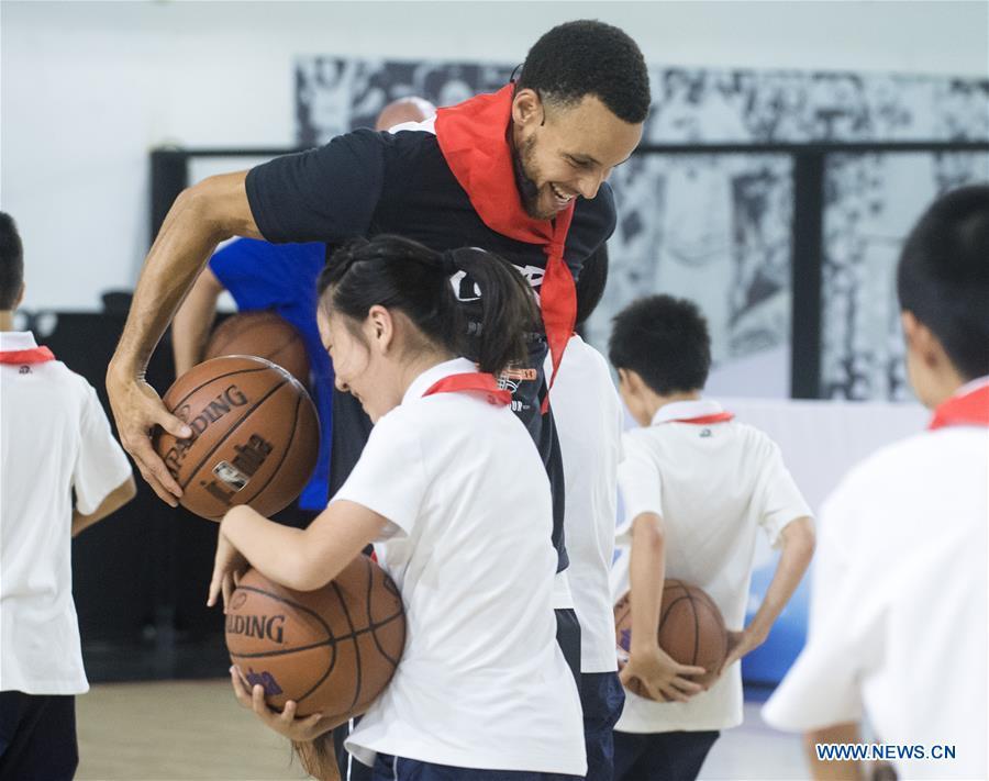 NBA player Stephen Curry of Golden State Warriors takes a training session with young players of Middle School Attached to HUST (Huazhong University of Science and Technology) during his China Tour in Wuhan, central China\'s Hubei Province, Sept. 10, 2018. (Xinhua/Xiao Yijiu)