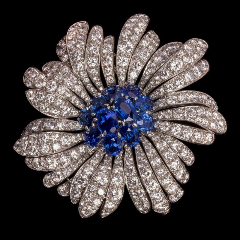 A piece of jewellery belonging to Grace Kelly, the late princess of Monaco, is on show in Beijing. (Photo/China Daily)
A new show in Beijing is tracing the 700-year history of Monaco\'s House of Grimaldi, by exploring the art and artifacts of an old Europe dynasty.

When 271 artifacts from the principality of Monaco come to Beijing for the first time, perhaps there is no other place more suitable to display them than the Meridian Gate Gallery.

The gallery, which sits above the entrance of the Palace Museum-China\'s imperial palace from 1420 to 1911, which is also known as the Forbidden City-is welcoming a collection from the House of Grimaldi and is launching a \