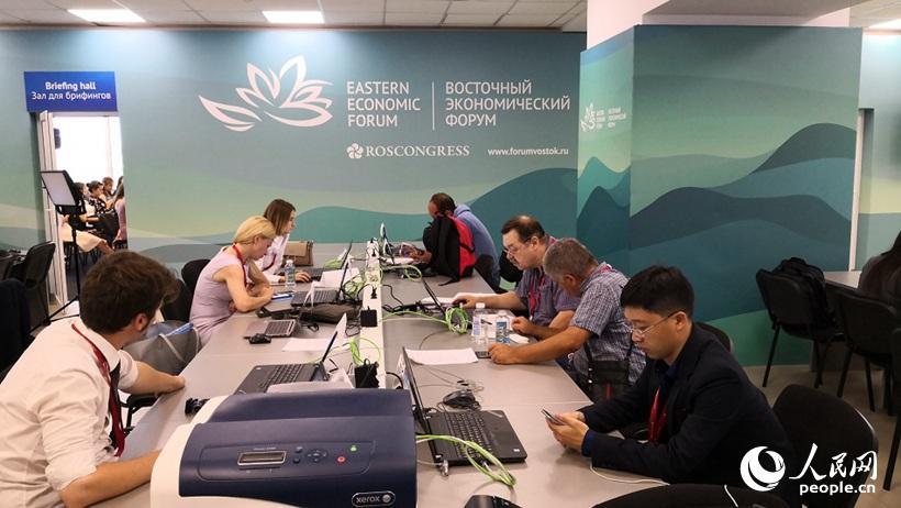 Journalists busy with work.  (Photo/People\'s Daily Online)