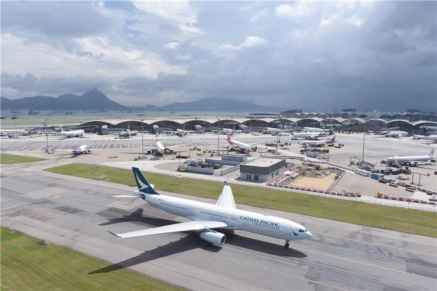 A jet taxies at Hong Kong International Airport at Chek Lap Kok in the New Territories. Last year, the airport had connections to 220 international destinations. More than 120 airlines operated there, handling 73.6 million passengers. PROVIDED TO CHINA DAILY
It was 6:30 a.m. on July 6, 1998, when a commercial airliner from New York made the first landing at the newly completed Hong Kong International Airport.

Only five hours before the inaugural flight landed at the new facility－Chek Lap Kok Airport－the final flight took off from Hong Kong\'s aging Kai Tak Airport. The runway lights at Kai Tak were switched off for the last time at 1:20 am that day.

The opening of the new airport built on reclaimed land on the island of Chek Lap Kok was a landmark event, contributing to Hong Kong\'s status in international aviation.

\
