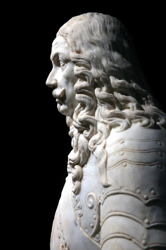 White marble bust by Lazare Ratto in 1660; visitors admire works by European artists. (Photo/China Daily)
\