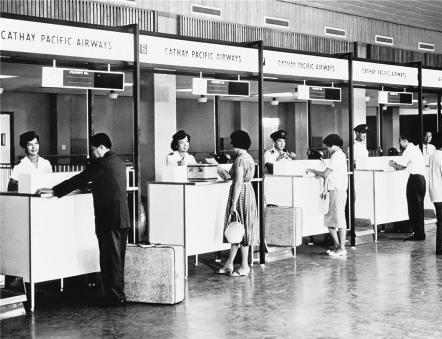Cathay Pacific check-in desks at Kai Tak Airport in 1962. PHOTO PROVIDED TO CHINA DAILY
The airport was a long-awaited replacement for Kai Tak, considered by pilots as one of the most challenging airports in the world.

Pilots had to negotiate steep hills near Kai Tak, often buffeted by challenging crosswinds. The old airport was situated in heavily populated Kowloon City, with a single runway built on reclaimed land extending out to sea.

Kai Tak started to operate in 1930, becoming a key factor in Hong Kong\'s rise to prominence among international air destinations. By the 1960s, traffic had steadily increased, as Western airlines began to operate more flights to the Far East.

In 1993, Kai Tak handled 24.5 million passengers, surpassing its original design capacity. Three years later, it became the world\'s busiest cargo airport, handling 1.56 million tons, and the third-busiest international passenger airport, handling 29.5 million passengers.

By 1993, moves to replace overstretched Kai Tak were moving ahead. The government had announced its plan to build a new and larger airport in 1989. The new facility was destined for Chek Lap Kok, an island off Lantau Island, in the western part of Hong Kong.

Construction began in 1991. The new airport was to be served by nine additional facilities, including a high-speed rail system, a third cross-harbor tunnel linking Hong Kong Island and Kowloon, and the new town of Tung Chung.