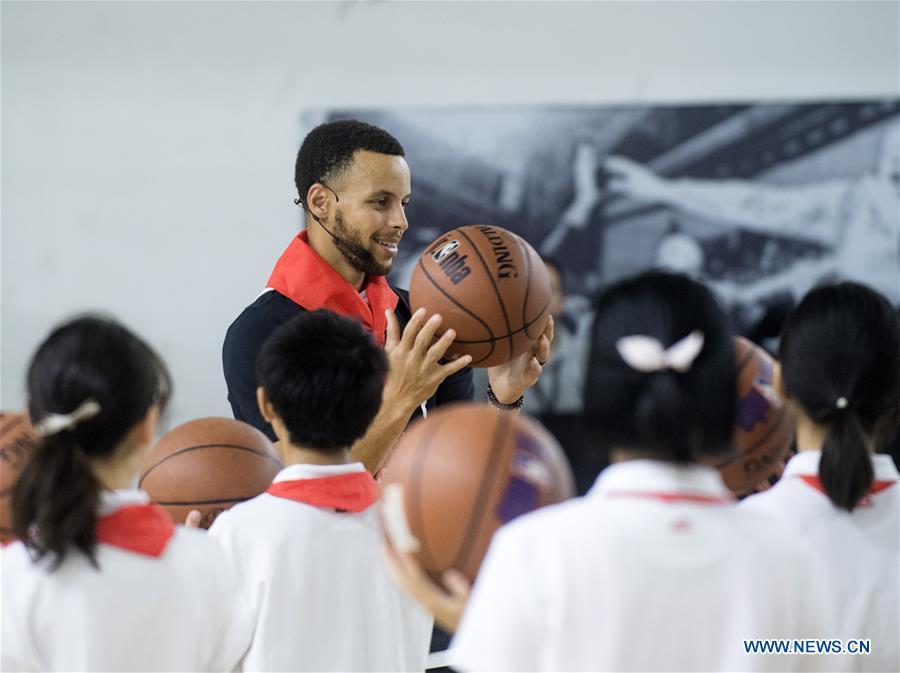 NBA player Stephen Curry of Golden State Warriors gives instructions during a training session with young players of Middle School Attached to HUST (Huazhong University of Science and Technology) during his China Tour in Wuhan, central China\'s Hubei Province, Sept. 10, 2018. (Xinhua/Xiao Yijiu)