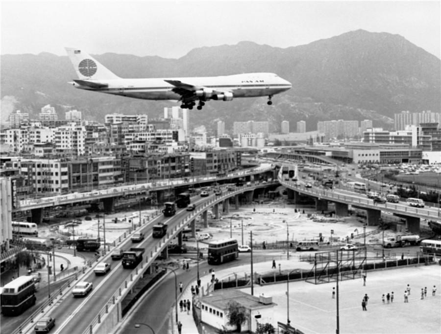 A plane prepares to land at Kai Tak Airport in 1972. PHOTO PROVIDED TO CHINA DAILY
Passenger surge

Sprawling across 1,255 hectares, the new airport is four times the size of Kai Tak. With the greater size came a surge in passenger volume and more extensive links to turn Hong Kong into a leading global aviation hub.

When the new airport began to operate, it handled about 21.6 million passengers, traveling to 120 global destinations on about 60 airlines.

Last year, it had connections to 220 international destinations. More than 120 airlines operated there, handling 73.6 million passengers.

\