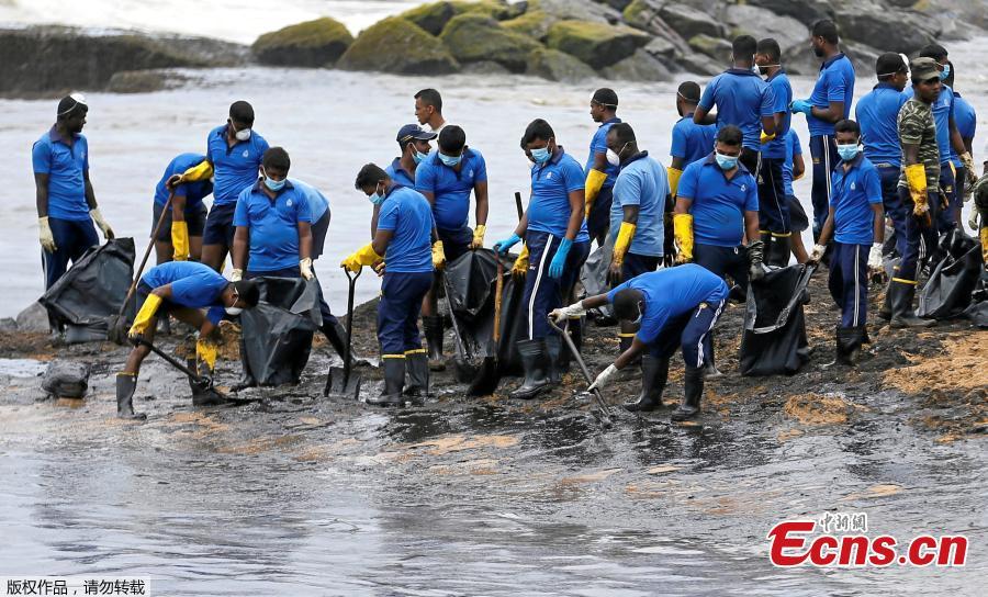 Members of the Sri Lankan navy remove oil from a beach after an oil spill in Uswetakeiyawa, Sri Lanka, Sept. 10, 2018. (Photo/Agencies)