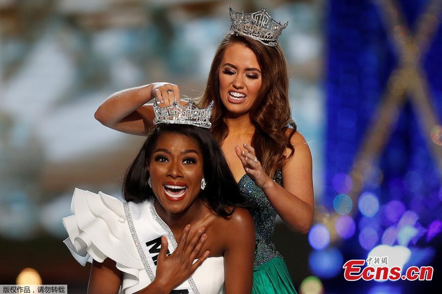 Miss New York Nia Imani Franklin has the tiara put on her by outgoing Miss America Cara Mund on stage in Atlantic City, New Jersey, U.S., Sept. 9, 2018. (Photo/Agencies)