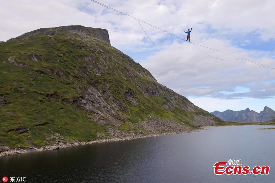 Slackline walker Quirin Herterich attempts to walk 2,800 meters over a slackline in Senja, Norway. Herterich was attempting to walk 2,800 meters straight over lake Svartholvatnet in Senja but he ended up walking 2,500 meters in three hours and five minutes before falling. He can be seen balancing on the thin rope before falling, spinning on the rope, and continuing to the end. Quirin Herterich is no stranger to slacklining and has completed challenges in Albania, Germany, Switzerland and Croatia. (Photo/IC)