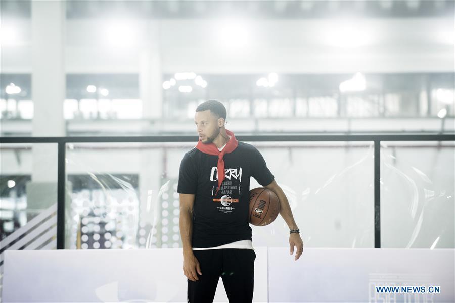 NBA player Stephen Curry of Golden State Warriors looks on during a training session with young players of Middle School Attached to HUST (Huazhong University of Science and Technology) during his China Tour in Wuhan, central China\'s Hubei Province, Sept. 10, 2018. (Xinhua/Xiao Yijiu)