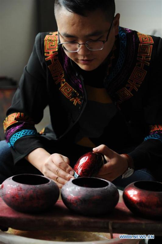 Inheritor Gao Yan makes lacquerwork in Dafang County, southwest China\'s Guizhou Province, Sept. 10, 2018. Lacquerwork produced in Dafang County is handmade through all the procedures and requires high standards. The making technique can only be get from experienced craftsman. Nowadays, local government has set up studios and introduced the artwork to online shops for the inheritance of the art. (Xinhua/Yang Wenbin)