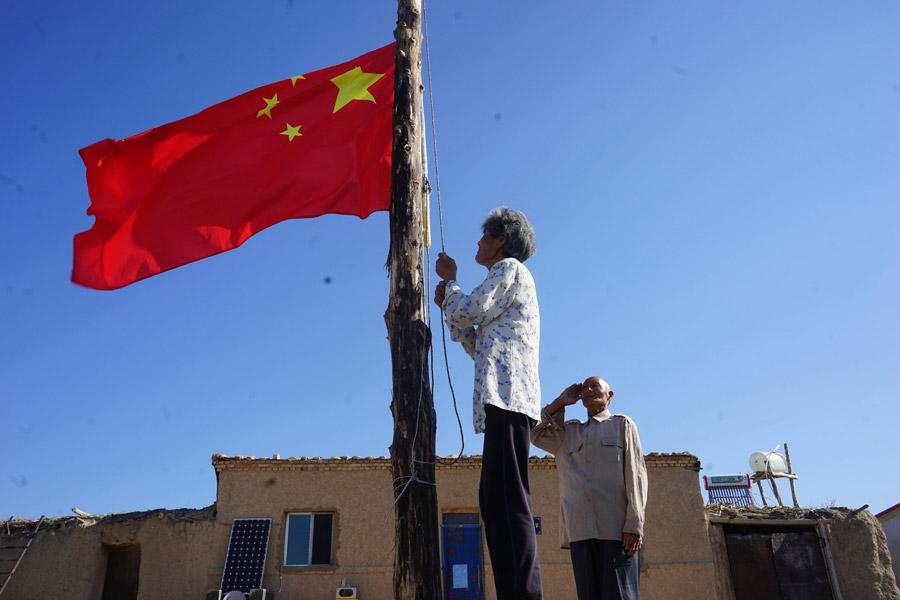 Wei Deyou and  his wife. (Photo provided to China Daily)

The blizzard showed no sign of stopping as night fell. Groping in the dark and with his energy just about drained, Wei saw a faint light flickering ahead.

He pulled out the emergency flashlight in his pocket and flashed it toward the light. It came from soldiers on duty at the border post, and they found him, saving his life.

Wei has maintained his dangerous daily routine for 54 years. He leaves home every morning with three necessities - a pair of old binoculars, a rusty kettle and a radio - and sets out on the same path that has broken 50 previous radios.

His children grew up and left home to build their own lives. Only Wei and his wife stayed put.

Over the past five decades, Wei has successfully dissuaded thousands of people from crossing the border illegally and helped return tens of thousands of livestock.