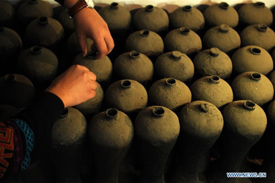A craftsman makes lacquerworks in Dafang County, southwest China\'s Guizhou Province, Sept. 10, 2018. Lacquerwork produced in Dafang County is handmade through all the procedures and requires high standards. The making technique can only be get from experienced craftsman. Nowadays, local government has set up studios and introduced the artwork to online shops for the inheritance of the art. (Xinhua/Yang Wenbin)