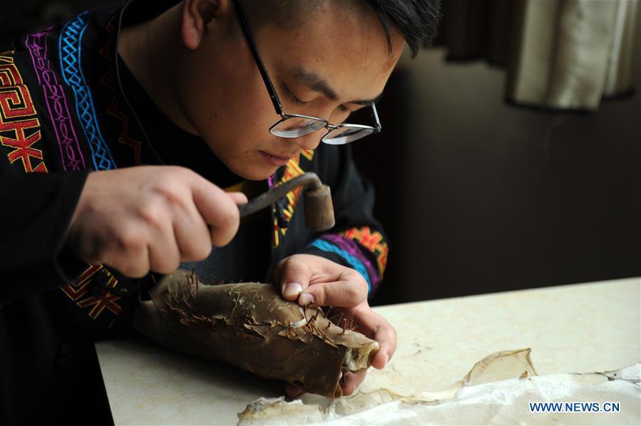 Inheritor Gao Yan makes lacquerwork in Dafang County, southwest China\'s Guizhou Province, Sept. 10, 2018. Lacquerwork produced in Dafang County is handmade through all the procedures and requires high standards. The making technique can only be get from experienced craftsman. Nowadays, local government has set up studios and introduced the artwork to online shops for the inheritance of the art. (Xinhua/Yang Wenbin)