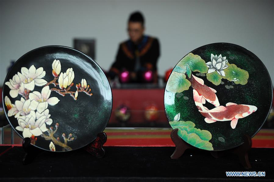 Lacquerworks are seen at a factory in Dafang County, southwest China\'s Guizhou Province, Sept. 10, 2018. The lacquerwork produced in Dafang County is handmade through all the procedures and requires high standards. The making technique can only be get from experienced craftsman. Nowadays, local government has set up studios and introduced the artwork to online shops for the inheritance of the art. (Xinhua/Yang Wenbin)