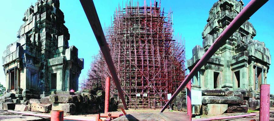 The Ta Keo Temple at the Angkor complex is being renovated by Chinese workers. (Photo/China Daily)
Step by step

Ta Keo is not the first site at the Angkor complex to be restored by Chinese.

From 1998 to 2008, the academy restored Chau Say Tevoda, a smaller temple covering 1,600 sq m. This was the first time China had been involved in international cooperation to conserve cultural heritage.

Chai Xiaoming, director of the academy, said China at that time was not experienced enough to take on a major project such as Ta Keo. ICC-Angkor was presided over by France and Japan, and both countries were given several major sites to restore, as were other Western countries such as Germany and the United States.

\