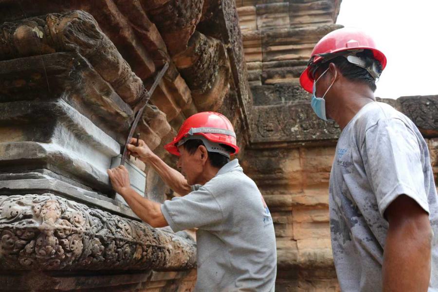 Chinese specialists help renovate Ta Keo Temple at the Angkor complex in Cambodia in July. (Photo/Xinhua)

Coordination between different countries key to success 

August is probably not the best time for tourists to travel to Angkor Archaeological Park in northern Cambodia, as the rainy season brings particularly muggy conditions.

But for Yuan Mengxi, an assistant researcher at the Chinese Academy of Cultural Heritage, her trip last month was perhaps one of her most exciting, although she had been there more than 10 times.

Restoration of Ta Keo, a temple at the site built in the 10th and 11th centuries, has been completed.

\