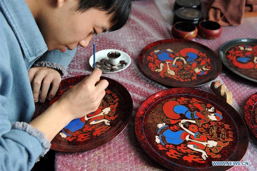 A craftsman makes lacquerworks in Dafang County, southwest China\'s Guizhou Province, Sept. 10, 2018. Lacquerwork produced in Dafang County is handmade through all the procedures and requires high standards. The making technique can only be get from experienced craftsman. Nowadays, local government has set up studios and introduced the artwork to online shops for the inheritance of the art. (Xinhua/Yang Wenbin)
