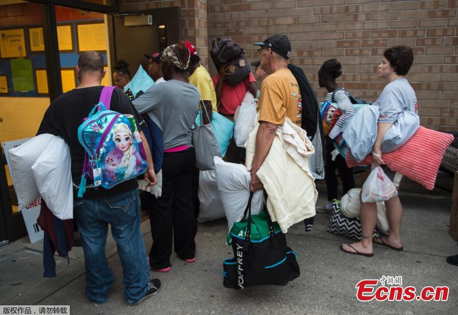 People line up to enter a hurricane shelter at Trask Middle School in Wilmington, North Carolina, Sept. 11, 2018. Hurricane Florence would deliver a \'direct hit\' to the US East Coast, emergency officials warned. More than one million people in North Carolina, South Carolina and Virginia have been told to flee their homes as the hurricane churns across the Atlantic Ocean towards the coast. (Photo/Agencies)