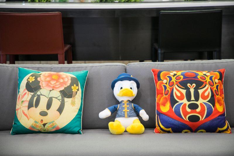 Chinese influences are seen in these Disney items, from left, a Minnie Mouse pillow, Donald Duck stuffed toy and Mickey Mouse pillow. (Photo provided to chinadaily.com.cn)

The Walt Disney Company - one of the world\'s largest licensing business operators - is strengthening its licensed consumer products business in China through further collaboration with local business partners, digitalization and regional expansions.

In its annual showcase event in Shanghai on Tuesday, Kermid Rahman, vice-president and general manager of Marvel and Consumer Products Commercialization, The Walt Disney Company Greater China and Korea, said that Disney licensing has recorded double-digit growth for five consecutive years. Disney-licensed products sold at the rate of 66 pieces per second in the past 12 months. That number was 38 in 2015.

The owner of Disney, Pixar, Marvel and Star Wars has worked with more than 600 licensees in the country. About 85 percent are local companies.

Disney dealers on B2B platforms quadrupled this year and about 40 million Disney-branded products were sold online. The company set up regional offices in Beijing, Shanghai, Guangzhou, Shenzhen and Chengdu last year to stimulate their engagement with local consumers.