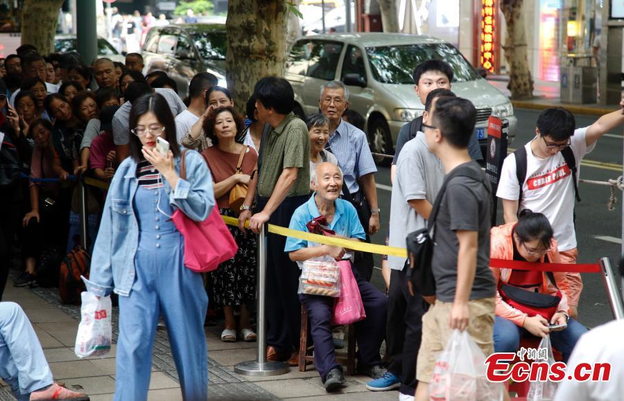 Customers queue to buy mooncakes for the upcoming Mid-Autumn Festival at a time-honored store in Shanghai, Sept. 12, 2018. The joyous Mid-Autumn Festival is celebrated on the fifteenth day of the eighth moon, Sept. 24 this year. Mooncakes are usually made with sweet fillings, such as nuts, mashed red beans, lotus-seed paste or Chinese dates, wrapped in a pastry. But the Shanghai store offers mooncakes with meat fillings, which prove to be very popular. (Photo: China News Service/Tang Yanjun)