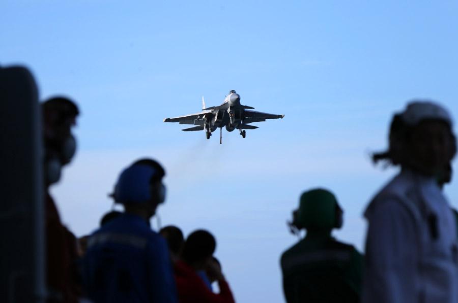A J-15 fighter jet in training. (Photo provided to chinadaily.com.cn)
