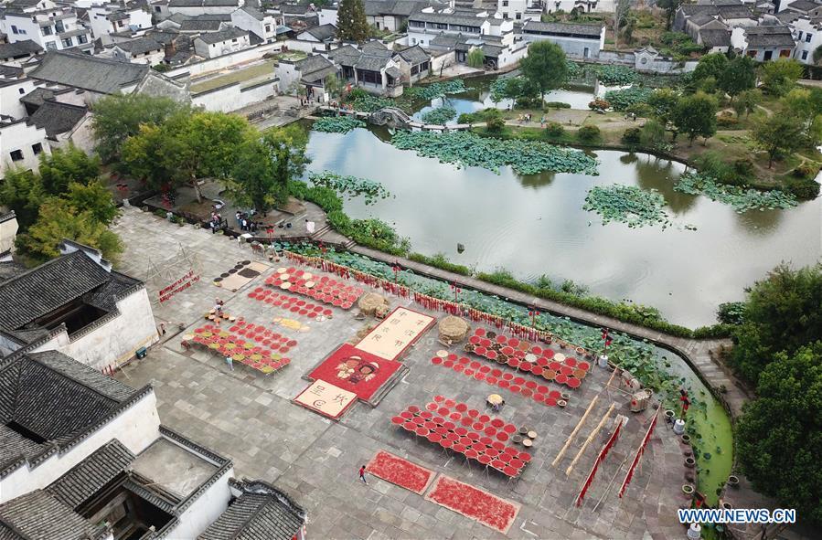 Aerial photo taken on Sept. 12, 2018 shows villagers airing crops at Chengkan Ancient Village in the city of Huangshan, east China\'s Anhui Province. (Xinhua/Shi Yalei)