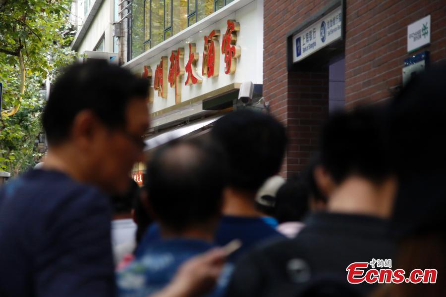Customers queue to buy mooncakes for the upcoming Mid-Autumn Festival at a time-honored store in Shanghai, Sept. 12, 2018. The joyous Mid-Autumn Festival is celebrated on the fifteenth day of the eighth moon, Sept. 24 this year. Mooncakes are usually made with sweet fillings, such as nuts, mashed red beans, lotus-seed paste or Chinese dates, wrapped in a pastry. But the Shanghai store offers mooncakes with meat fillings, which prove to be very popular. (Photo: China News Service/Tang Yanjun)
