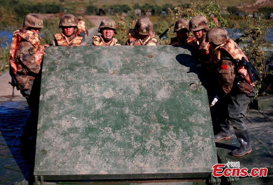 Chinese soldiers build a floating bridge during the Vostok-2018 (East-2018) military exercise at the Tsugol training range in the Trans-Baikal region in Russia, Sept. 13, 2018. The drills are aimed at consolidating and developing the China-Russia comprehensive strategic partnership of coordination, deepening pragmatic and friendly cooperation between the two armies, and further strengthening their ability to jointly deal with varied security threats, the Chinese Ministry of National Defense announced. (Photo: China News Service/Li Chun)