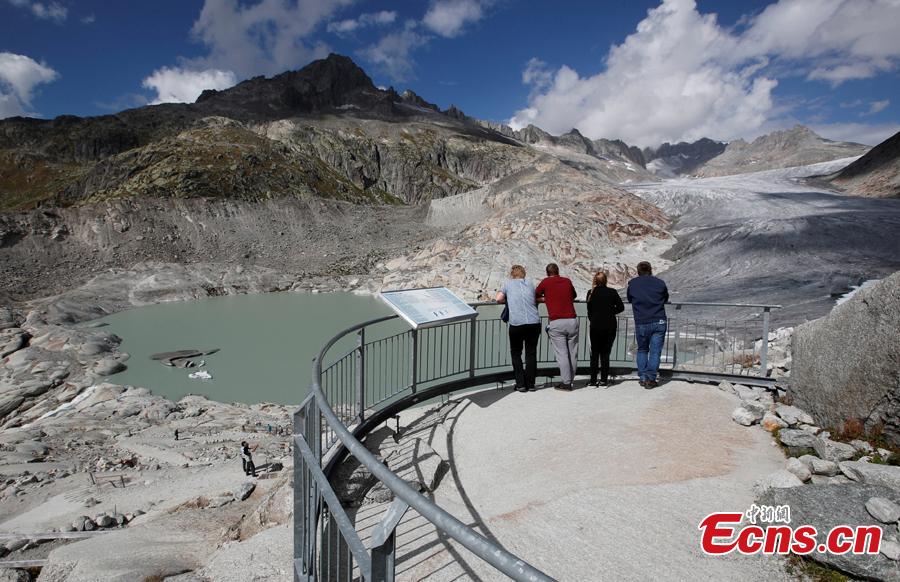 Tourists visit the Rhone Glacier in Furka, Switzerland, September 13, 2018. Glaciologists predict that half of the small glaciers in Switzerland will disappear within the next 25 years. 
 (Photo/Agencies)