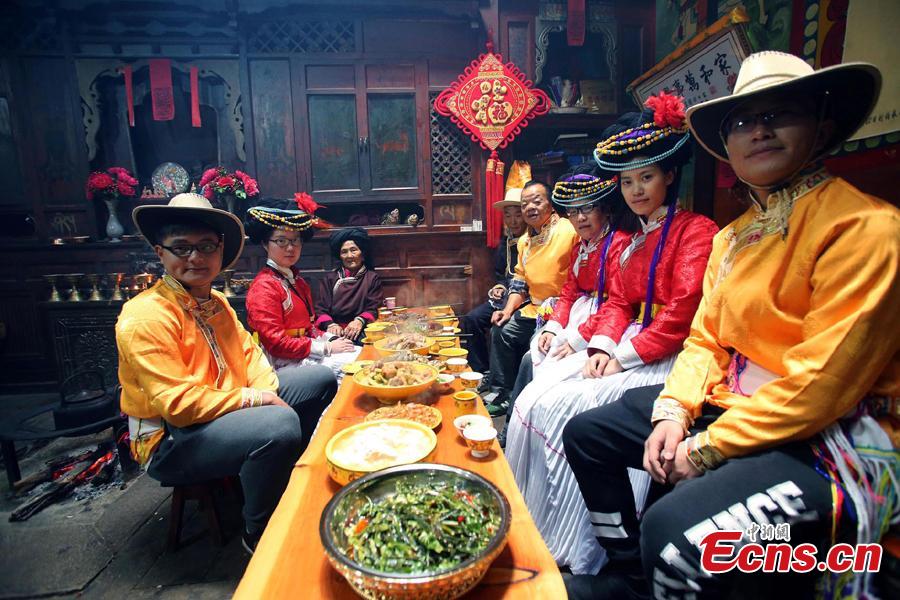 Sichuan cuisine master Fu Zuming teaches cooking skills to a woman in a family of Mosuo people next to Lugu Lake in Yanyuan County, Southwest China’s Sichuan Province, Sept. 13, 2018. Fu started learning to cook Sichuan food in his teens. During his visit to the Mosuo family, he combined the local specialties with Sichuan cuisine techniques to make a new dish. (Photo: China News Service/Wang Lei)