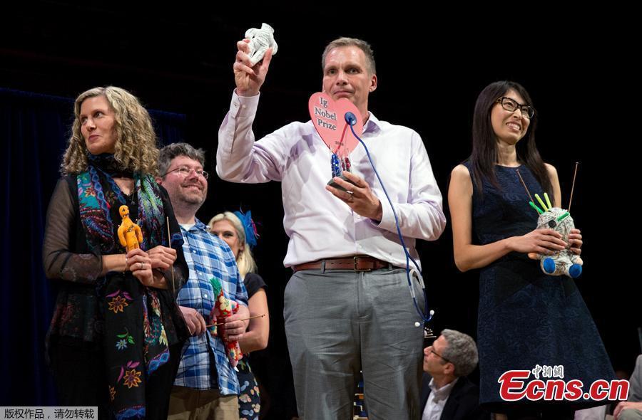 Hanyu Liang, right, and her team receive the Ig Nobel award for economics during ceremonies at Harvard University in Cambridge, Mass., Thursday, Sept. 13, 2018. The team won for investigating whether it is effective for employees to use Voodoo dolls to retaliate against abusive bosses.  (Photo/Agencies)