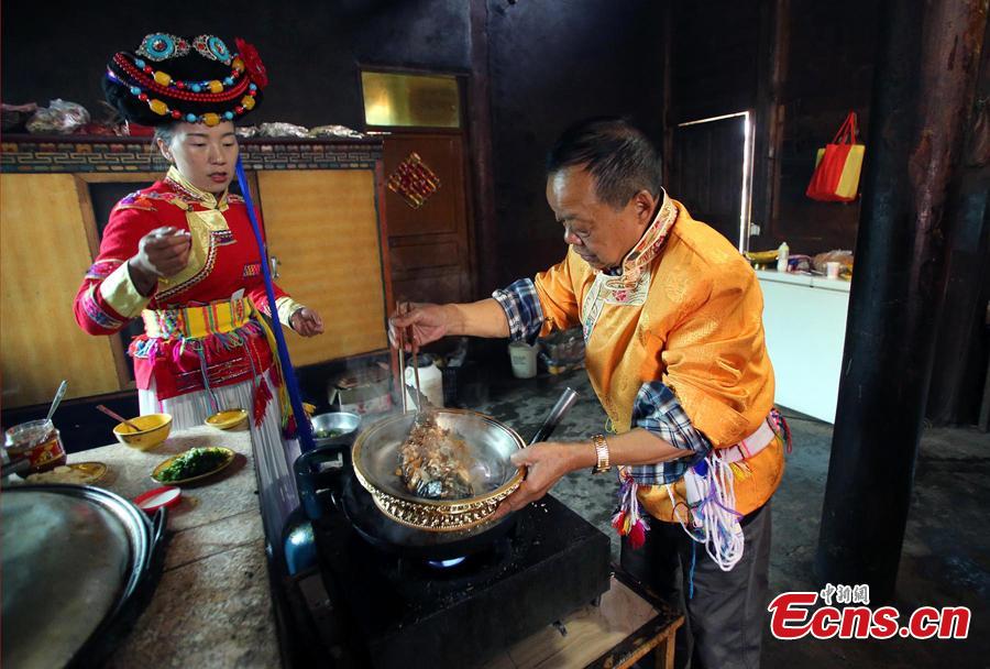 Sichuan cuisine master Fu Zuming (R) teaches cooking skills to a woman in a family of Mosuo people next to Lugu Lake in Yanyuan County, Southwest China’s Sichuan Province, Sept. 13, 2018. Fu started learning to cook Sichuan food in his teens. During his visit to the Mosuo family, he combined the local specialties with Sichuan cuisine techniques to make a new dish. (Photo: China News Service/Wang Lei)