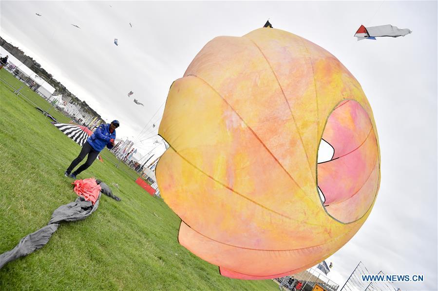 An enthusiast flies a kite in Dieppe, France, on Sept. 14, 2018. The 20th Dieppe International Kite Festival is held here from Sept. 8 to Sept. 16, attracting over 1,000 kite enthusiasts from 34 countries and regions. (Xinhua/Chen Yichen)